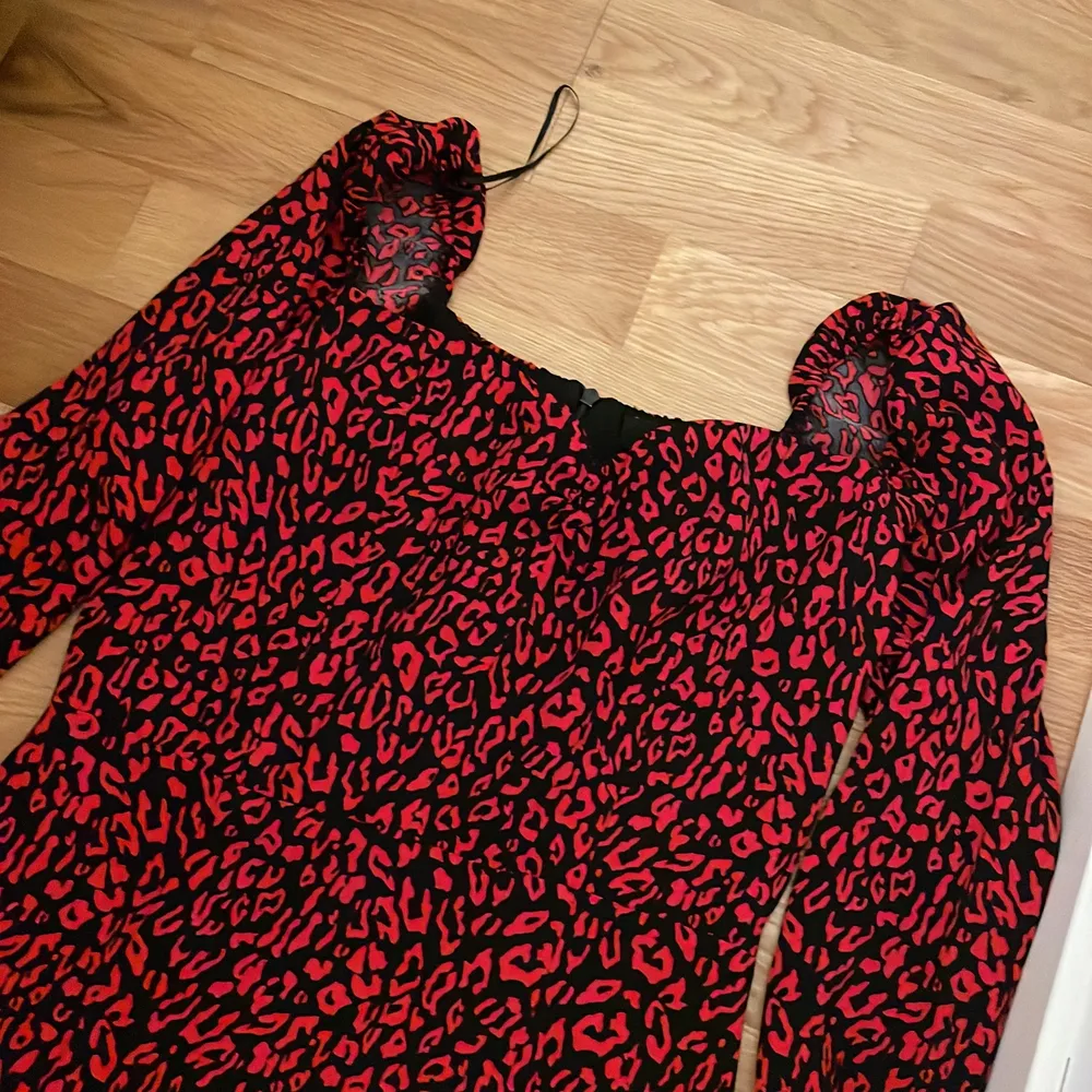En röd klänning med dragkedja bak. Från Bershka i storlek: S. Klänningar.