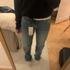 Zara Straight Jeans Vattenblå - Slutsålda överallt i butikerna Zara. Aldrig använda, bara testat (bilden). Midjemått ca 80cm. Råka köpa jeansen i fel storlek. Köp direkt för 349kr eller säljer vid bra bud. Köpta i början av augusti 2022. Köparen står för frakten💘💘