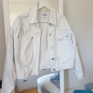 Vit jeansjacka  - Vit jeansjacka från Zara i storlek s. Bra skick. 150 kr. Frakt ingår ej❤