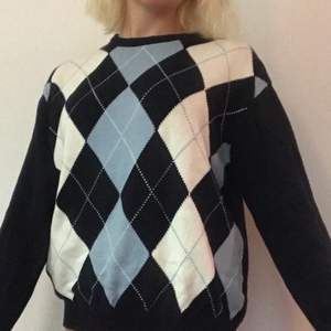Långärmad stickad tröja från Brandy Melville med Argyle / rutigt mönster, kan mötas upp i centrala Stockholm annars står köpare för frakt
