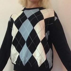 Argyle sweater - Långärmad stickad tröja från Brandy Melville med Argyle / rutigt mönster, kan mötas upp i centrala Stockholm annars står köpare för frakt