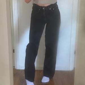 Svarta jeans i storlek Xs, Säljer pågrund av att jag aldrig använt dom💗 Nypris 300, säljer för 150 eller högsta bud💗 köparen står för frakt