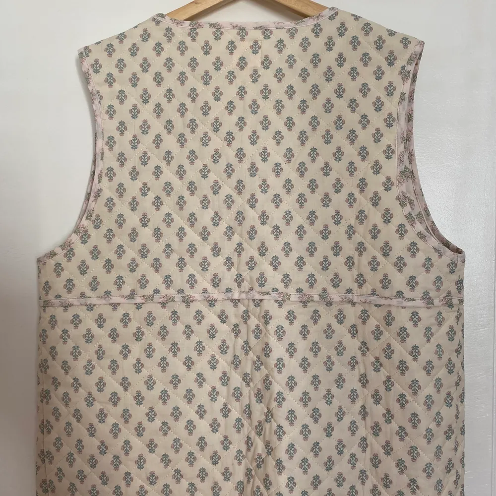 Floral slightly quilted vest. Unworn with tag. Cotton fabric.. Toppar.