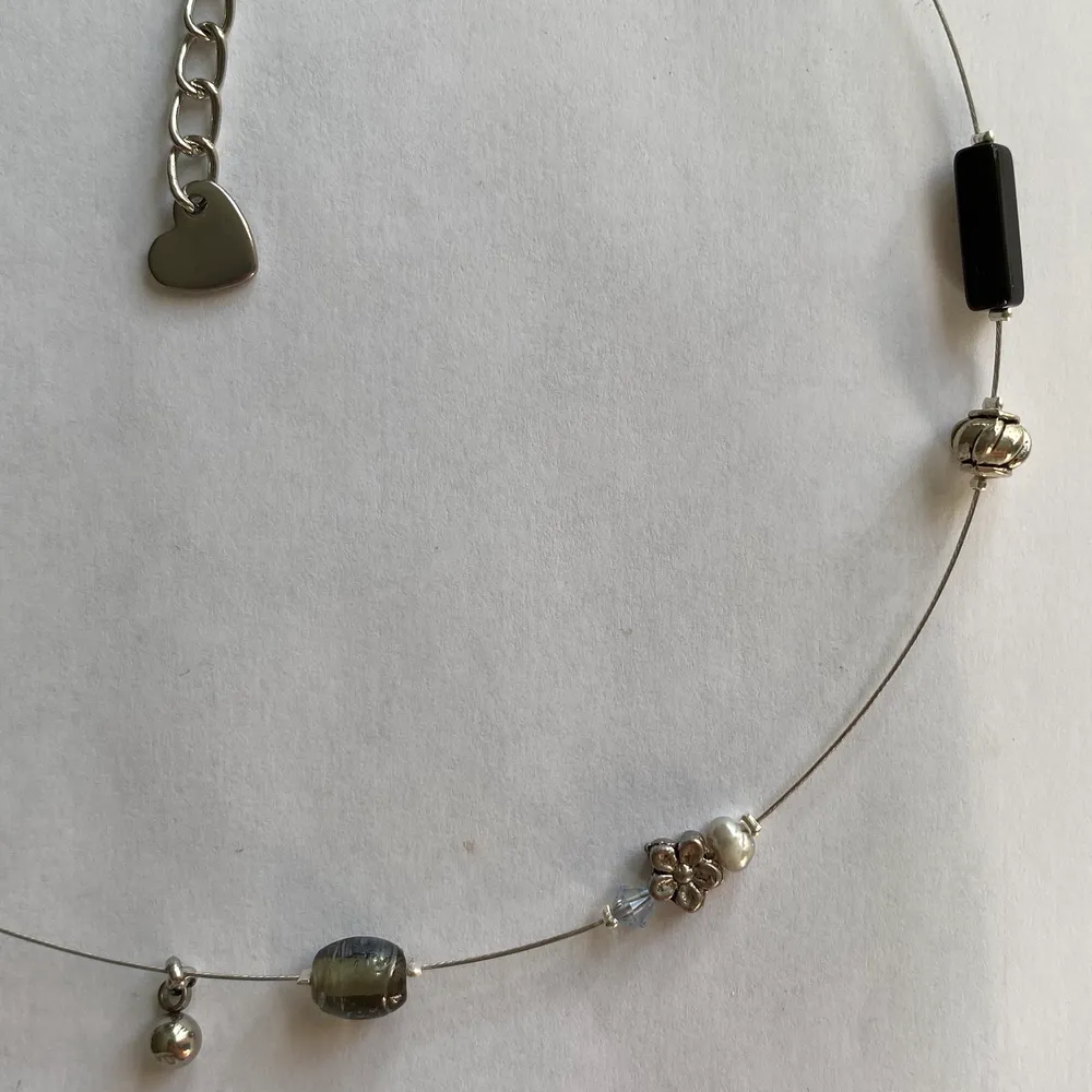 Halsband gjort av glaspärlor och metalldetaljer, gratis frakt inom sverige!!💗 kika in @flyingladybugz på instagram för mer smycken<3. Accessoarer.