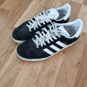 Adidas - Storlek 42 är i gott skick behövs bara borsta av lite