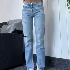 Säljer dessa jeans från Gina Tricot då de inte används längre. Byxorna är sparsamt använda. Köparen står för frakten❣️
