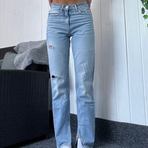 Gina Tricot Jeans - Säljer dessa jeans från Gina Tricot då de inte används längre. Byxorna är sparsamt använda. Köparen står för frakten❣️