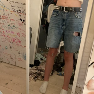 Jorts  - Gamla byxor som klippts till jorts. Tar bara Swish. Har ett hål på ena låret och en back ficka men det var så på byxorna när jag köpte dom. Ser dock snyggt ut men prisets sänks pga det. Möts bara upp.