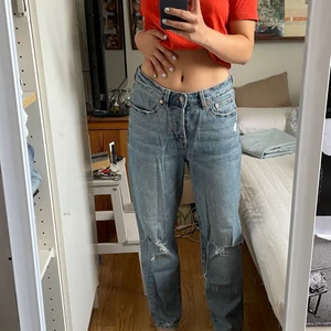 Lågmidjade byxor - Snygga jeans som jag köpt secondhand. Lågmidjade eller midwaist beroende på vilken storlek man har (jag har S, byxorna är i M) Skriv för mer information🤍✨