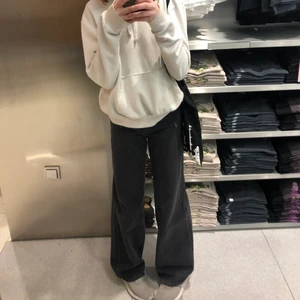 Svarta Jeans😍 - Säljer dessa svarta jeans från h&m som jag köpte i november. Inte värst mycket använda och finns inga skador på de. De går inte längre att köpa men nypriset låg omkring 450kr tror jag. Passar mig bra i längden som är 166cm❤️ Kontakta mig för fler bilder💗