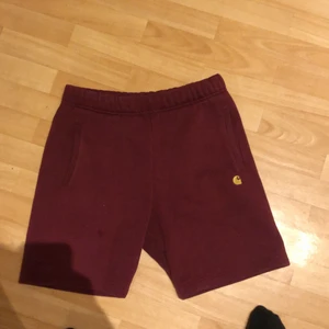 Carhartt shorts - 599 kr nypris, lite använda bra skick 7/10 Vinröda, dom är storlek S men passar M mycket bra också