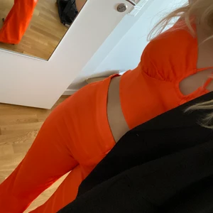 Utsvängda byxor i satin - Säljer ett par satin byxor från Margaux kollektion i storlek 36. Hög midja och sitter som en smäck och super sköna! Endast provade 🌈🔥🧡🧡