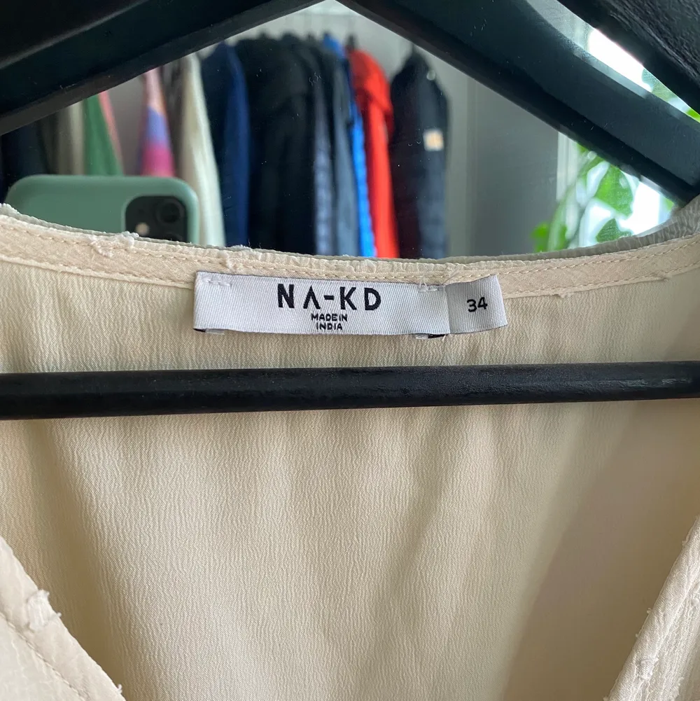 En beige volangklänning från NA-KD. Aldrig använd eftersom den är för stor. Storlek 34(xs).. Klänningar.
