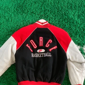 Vintage Nike Basketball Force Varsity Jacka - Vintage Nike Basketball Force Varsity Jacka. Trycket på sizetagen har suddads ut med tanke på åldern, men skulle säga att jackan är runt storlek M-L, i en boxy fit. Befintligt skick, fint med tanke på åldern.