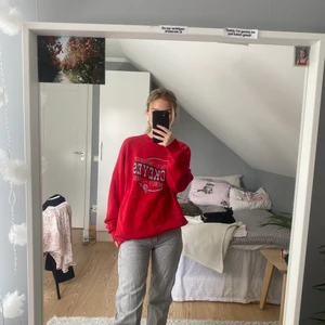 Röd sweatshirt - En såå fin sweatshirt, köpte den på en vintage butik på Island. Står inte vart den är ifrån, så mysig🌥 står inte vilken storlek men den sitter oversized på S så passar allt från S-L