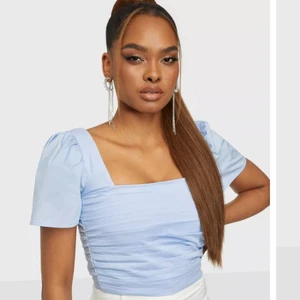 Square neck top  - Aldrig använd, nypris 359kr. Korsettliknande med dragkedja i sidan Köpt på Nelly 