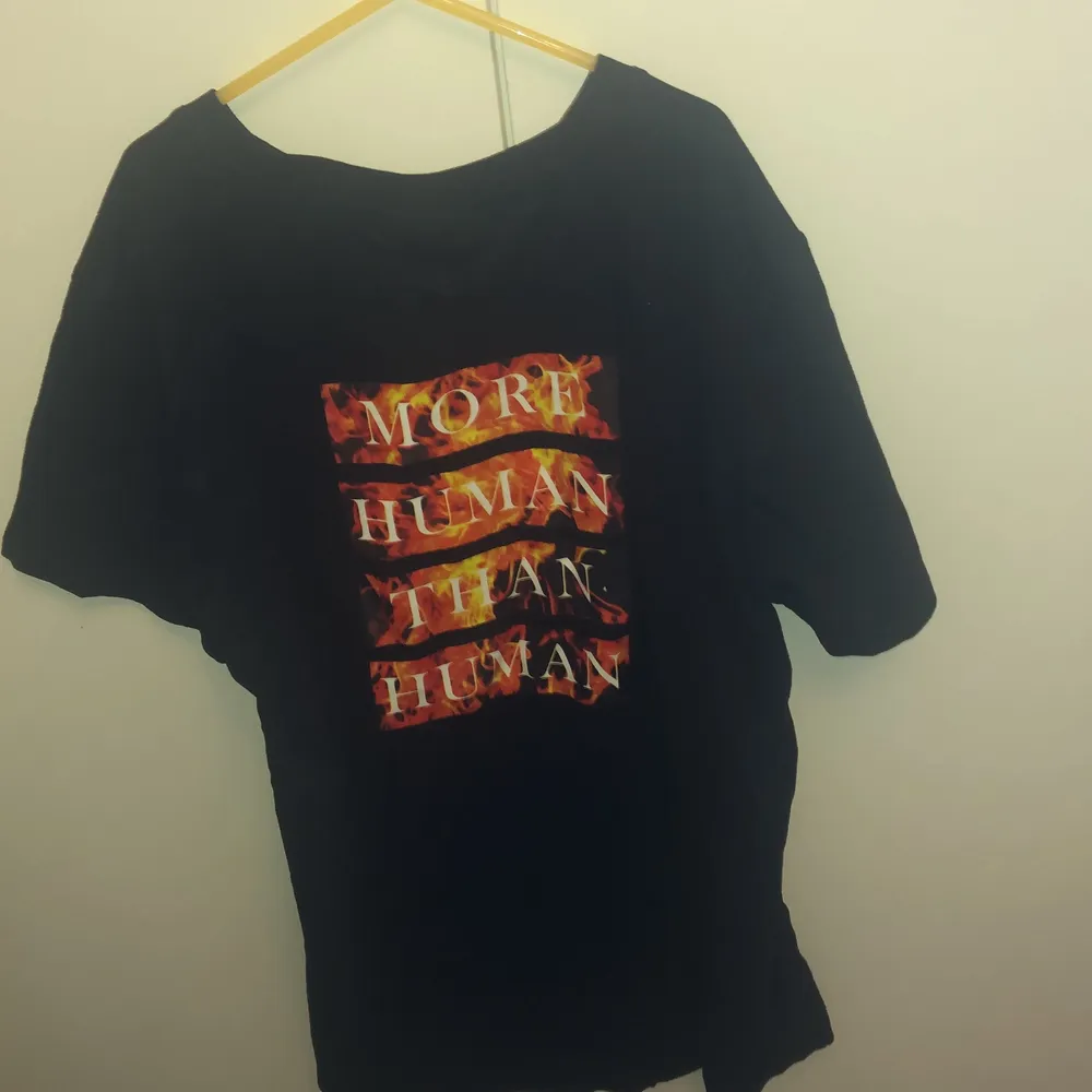 Svart t-shirt med texten ”MORE HUMAN THAN HUMAN”, i storlek XS. Köpt på NewYorker för cirka ett år sedan. Helt okej skick.. T-shirts.