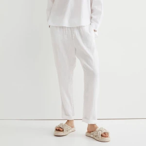 Vita linnebyxor H&M - Vita linnebyxor från H&M. Ej använda helt nya :D köparen står för frakten🥰