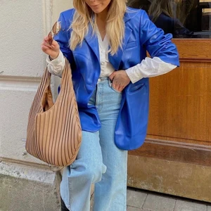 Blå oversized läderkavaj  - Så snygg PU kavaj från NAKD i korallblå färg. Nypris 899kr. Jag står för frakt 📦 Endast swish som betalningsmedel 