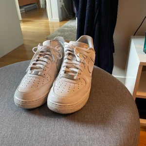Air force 1  - Tja, säljer dessa air force 1  Storlek: 42,5  Cond: 7/10? Overall bra skick men några små skavanker.  Pris 750 kr  