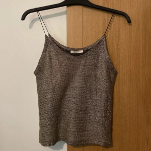 Festtopp - Använt få ggr, fint skick. Guld typ