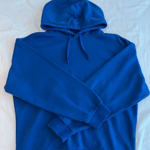 Blå zara hoodie - Säljer min blå zara hoodie. Säljer pga jag har en liknande redan. Sparsamt använd samt inga delefekter. Skriv privat för fler frågor💗