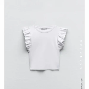 Zara topp med volanger  - Säljer denna toppen från zara då den inte har kommit till användning den är nästan helt oanvänd och den är i bra skick!💕💕köparen står för för frakten!