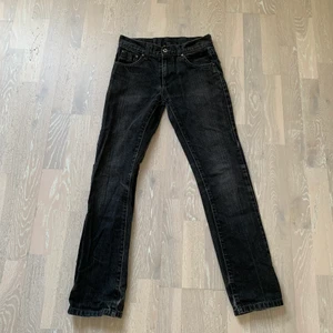 Lågmidjade jeans - Säljer nu mina favvo jeans då dom tyvärr inte använda lika mycket längre. Jag köpte dom på Tise för några månader sedan och har används men har inga defekter eller liknande. Köptes för 200kr, vet tyvärr inte vilket märke. Innerben: 72 midja rakt över: 35❤️