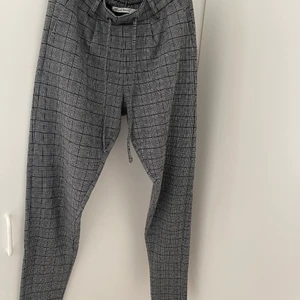 Rutiga kostymbyxor - Rutiga kostymbyxor i mjukt material. 