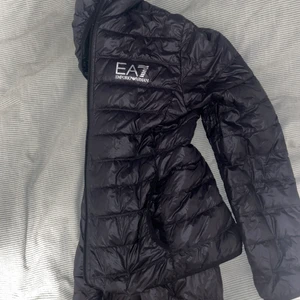 EA7 vindjacka - En EA7 vindjacka, använd ett fåtal gånger runt 2 månader gammal och storlek s-m🫰🏼
