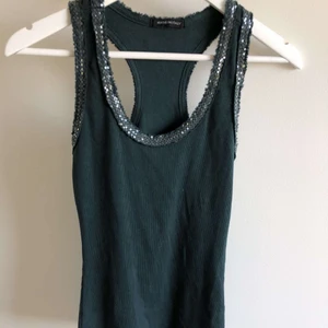 Linne - Mörkgrön linne, passar till xs-m, tillverkad i Italien 