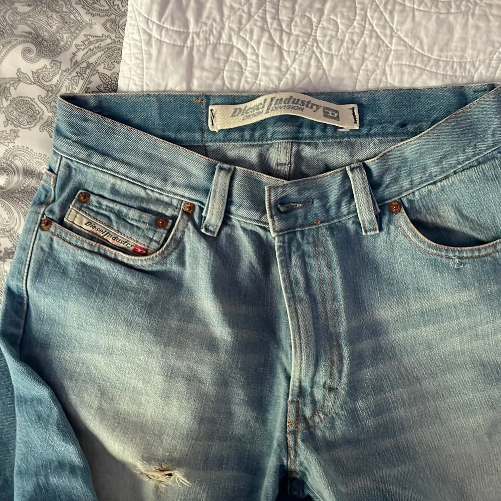 Lågmidjade vintage jeans från diesel i ”size 30” vilket sitter som jeans i storlek 34/36 enligt mig.  Midjemått 40 cm strax ovanför höfterna. Lagom längd för mig som är 167-168.  Bra kavlite, inga hål osv någonstans. Jeans & Byxor.
