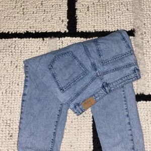 Jeans från GinaTricot  - Säljer av lite kläder ur min garderob då det börjar bli lite mycket😅  Dem ljusblåa jeansen är i storlek 36 (200kr) Dem svarta jeansen är i storlek 34 (250kr) Dem svarta bootcut är i storlek S (100kr) Paketpris: 400kr, går att diskutera! Frakt ingår ej.