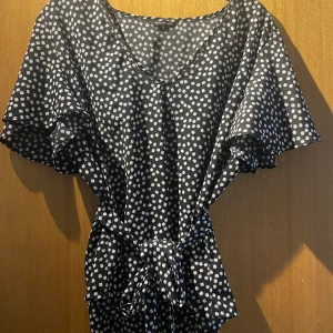 Jätte fin blus  - En jättefin blus 100kr knappt använd! 