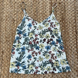 Linne  - Ett blommigt linne i polyester.👚