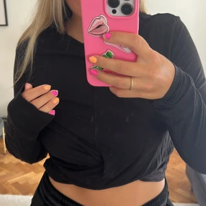 Svart långärmad croppad tröja  - En svart croppad långärmad tröja med ”knyt” detalj nedtill, strl L men liten i storlek och passar mig som är en S/M! Aldrig använd 🖤