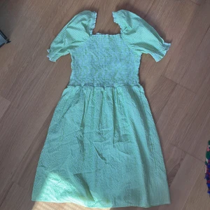 Grönrutig cottagecore klänning - Monki - Klänning från Monki i storlek M