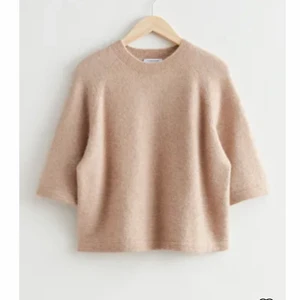 &otherstories - Säljer denna stickade tröjan från &otherstories. Nypris ligger på 590kr, säljer för 300. Storlek M i färgen beige.  Köp inte direkt!!❤️