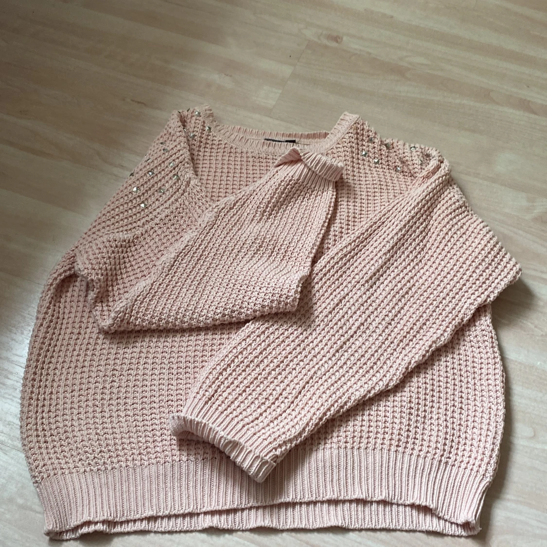 En rosa stickad sweatshirt