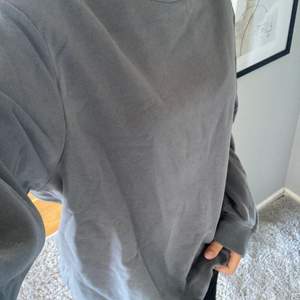 Jättefin grå sweater från H&M som inte kommer till användning längre💕 50kr+frakt