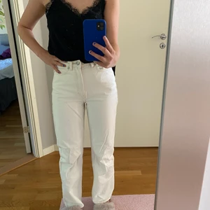 Weekday Jeans  - Säljer mina beiga jeans från weekday i modellen Rowe extra high straight jeans💕