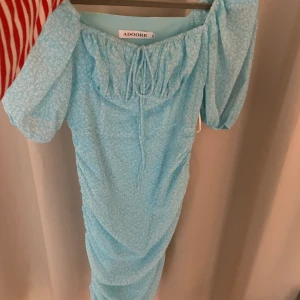 Adoore klänning  - Säljer min turkosa adoore klänning då den inte längre kommer till användning och bara hänger i garderoben. 