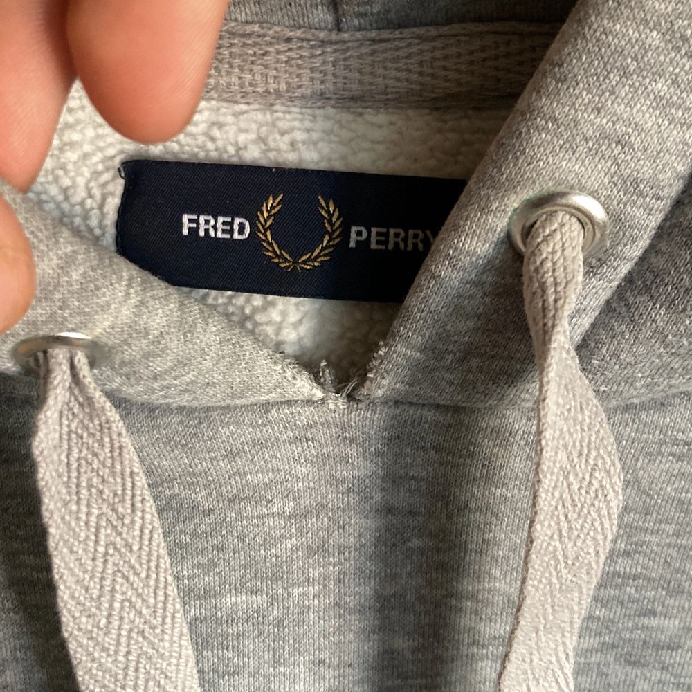 Grå Fred Perry hoodie - Huvtröjor & Träningströjor | Plick Second Hand
