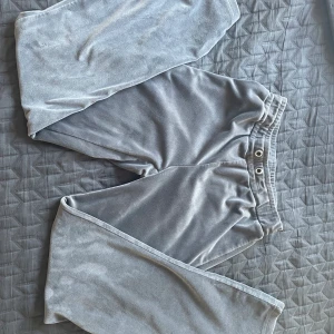 Mjukisbyxor - Säljer dessa från Gina tricot, använda ett fåtal gånger. Snöre borta från byxorna. Köptes för 250, säljer för 100kr. Kan mötas upp i vällingbyområdet, kan anpassa mig också. Kan frakta.