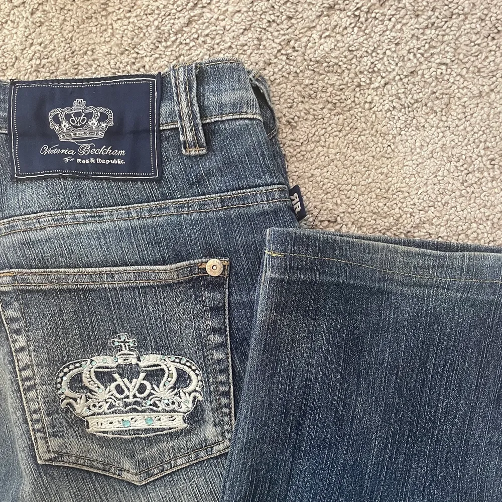 Säljer mina fina Victoria Beckham jeans i storlek 30!💘 de är lågmidjade, straight fit och i fint skick. Kontakta mig om du undrar över något!💗 Budgivning börjar på 300!  Frakt ingår ej i priset! Säljer fler jeans! Kolla min profil😋 Sålda för direktpris!. Jeans & Byxor.