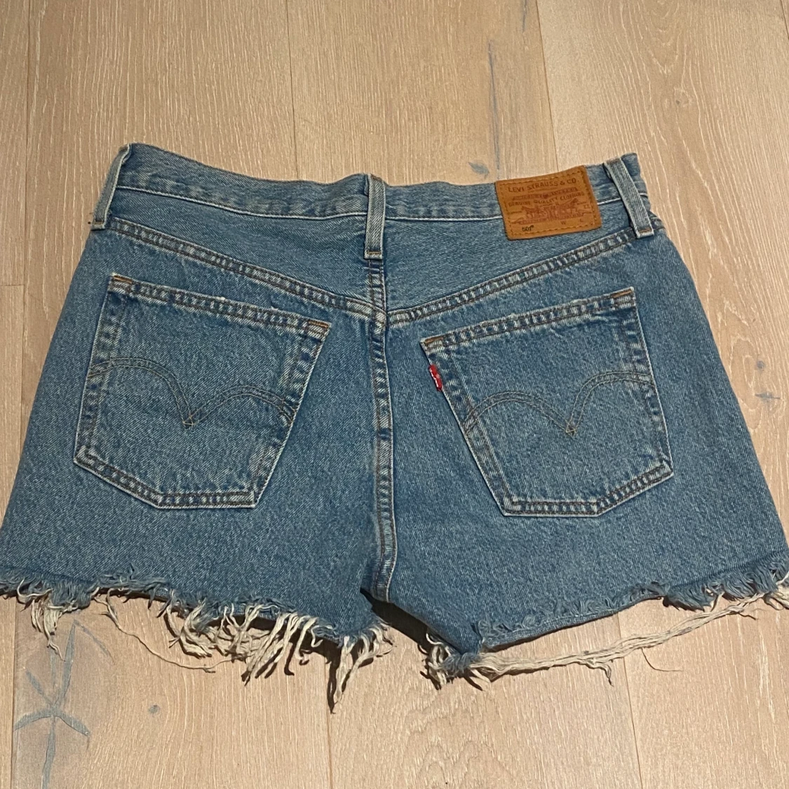 Ett par blåa Levi’s shorts  - 90