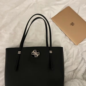 Guess Väska - Säljer nu min fina Guess väska som är köpt i Stockholm på Guess butiken. Använd två gånger 🌸🌺