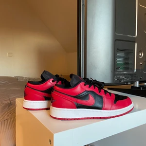 Air Jordan 1 low reverse bred - Säljer syrrans air Jordan 1 low reverse bred strl 38.5 som är i nyskick. Endast använda ett fåtal gånger. 