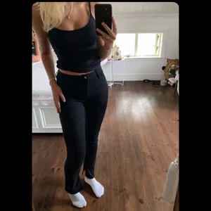 Svarta jeans med slit - Svarta Jeans med slit längst ner vid byxbenen från cubus🤍 sitter så fint mot kroppen och passar perfekt på mig som oftast bär strl 34-36. Aldrig använda
