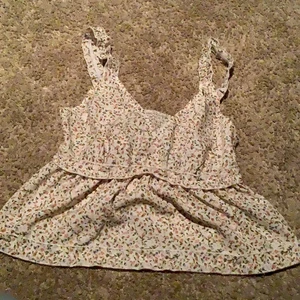 Söt topp - Säljer denna populära topp! Aldrig använd❤️